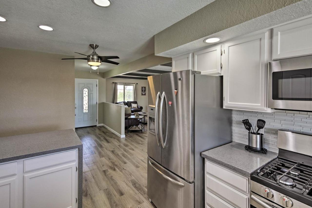 Lake Havasu Home With Pool And Mtn Views, Near Marina レイク・ハヴァス・シティ エクステリア 写真
